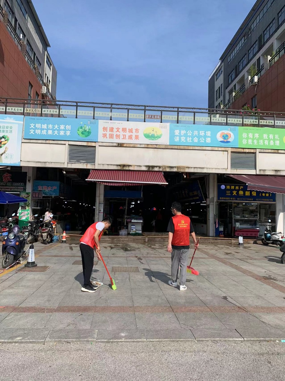 黨員在清掃煙頭照片.jpg